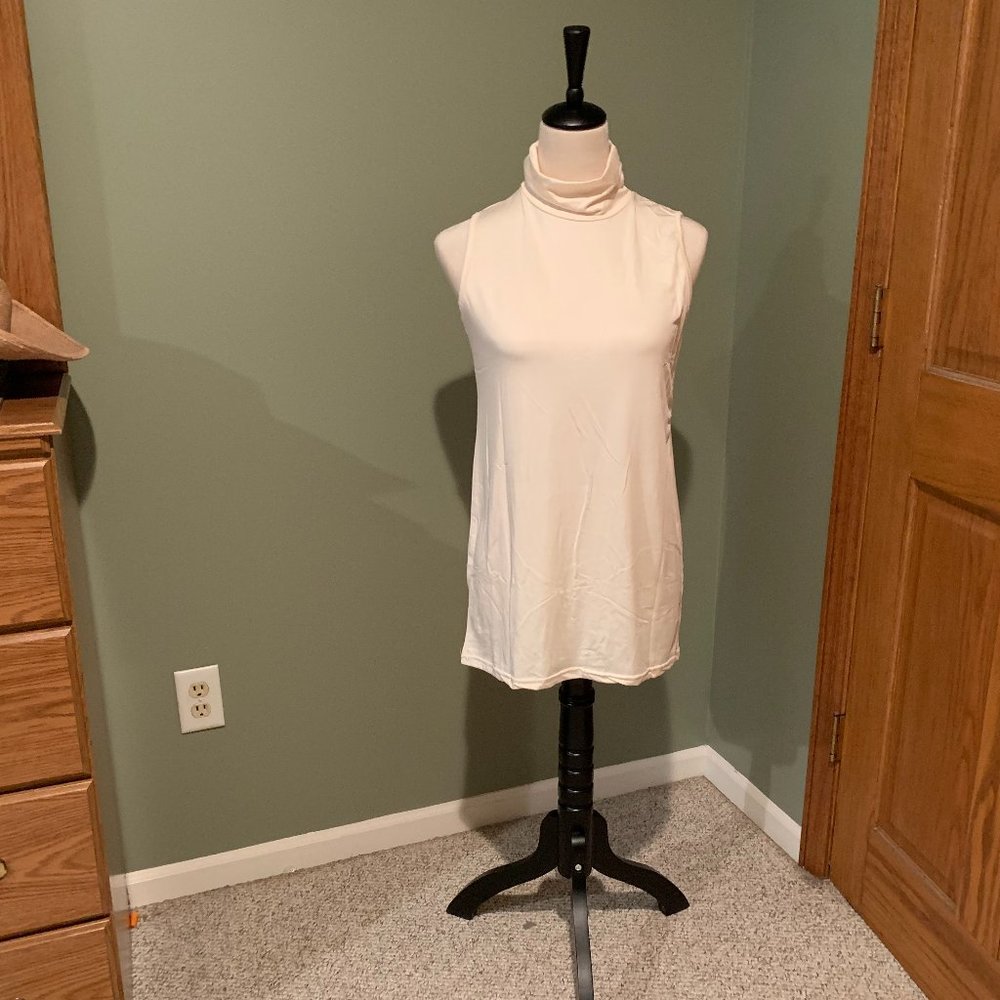 CREAM COLORED SLEEVELESS TURTLE NECK  TOP SIZE M #267